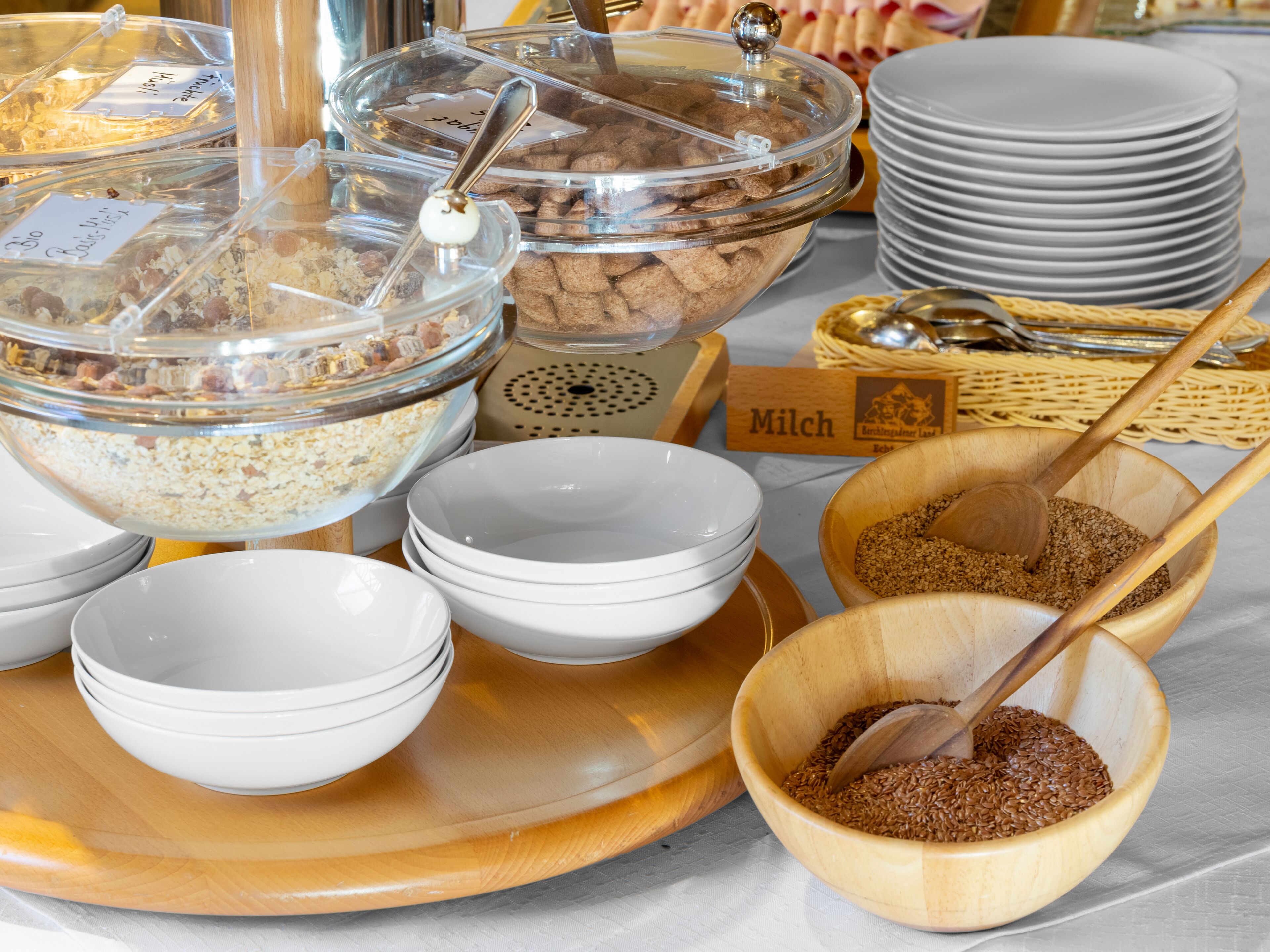 Una barra de buffet con diferentes recipientes de comida y utensilios.