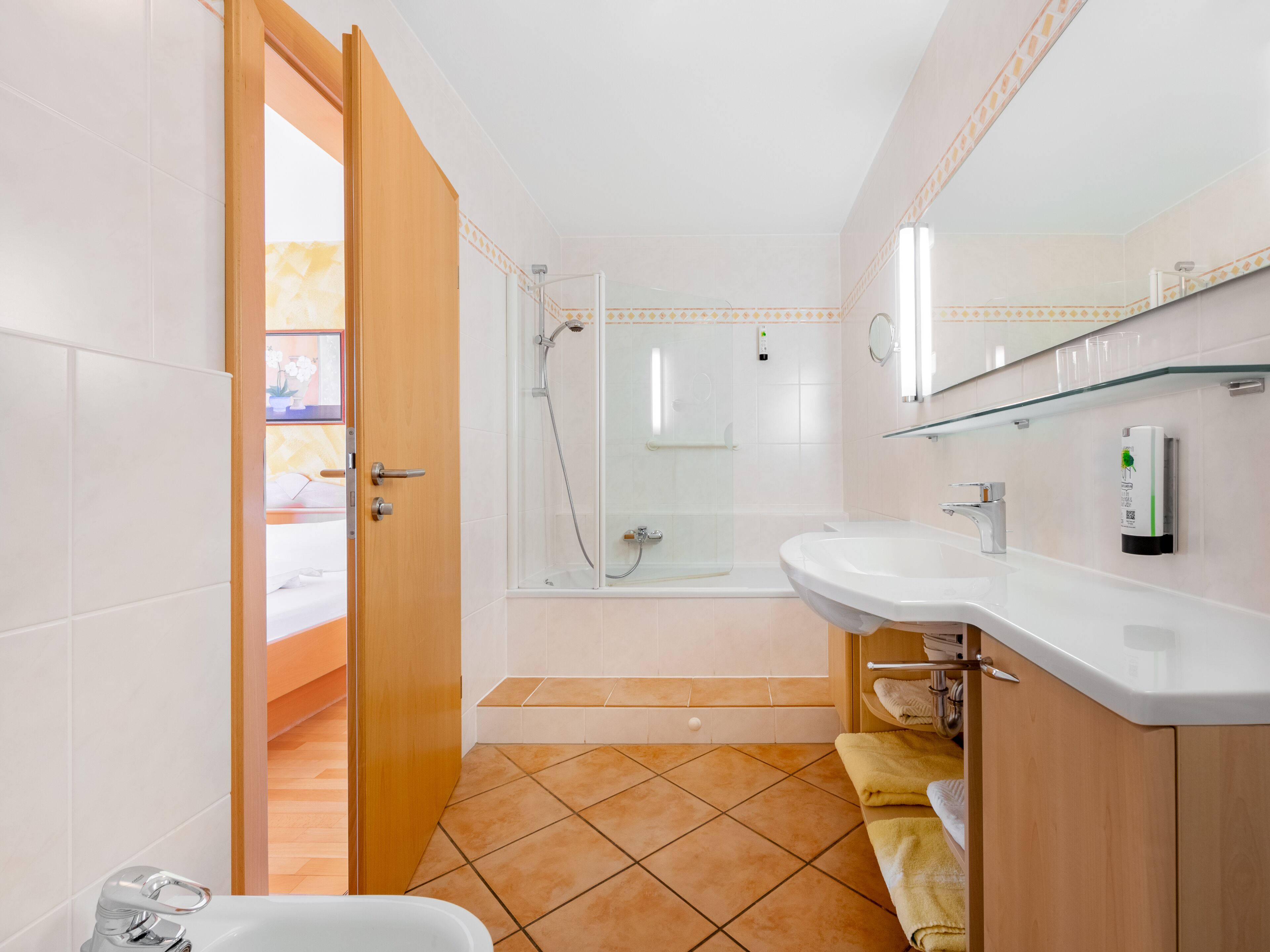 Ein modernes Badezimmer mit Dusche, Waschbecken und Toilette.