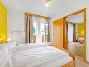 Estudio Deluxe | Ropa de cama de alta calidad y espacio para trabajar con laptop 