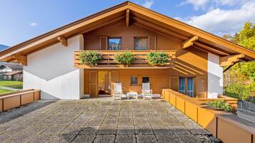 Quadruple Room with Balcony | Terrasse/gårdhave
