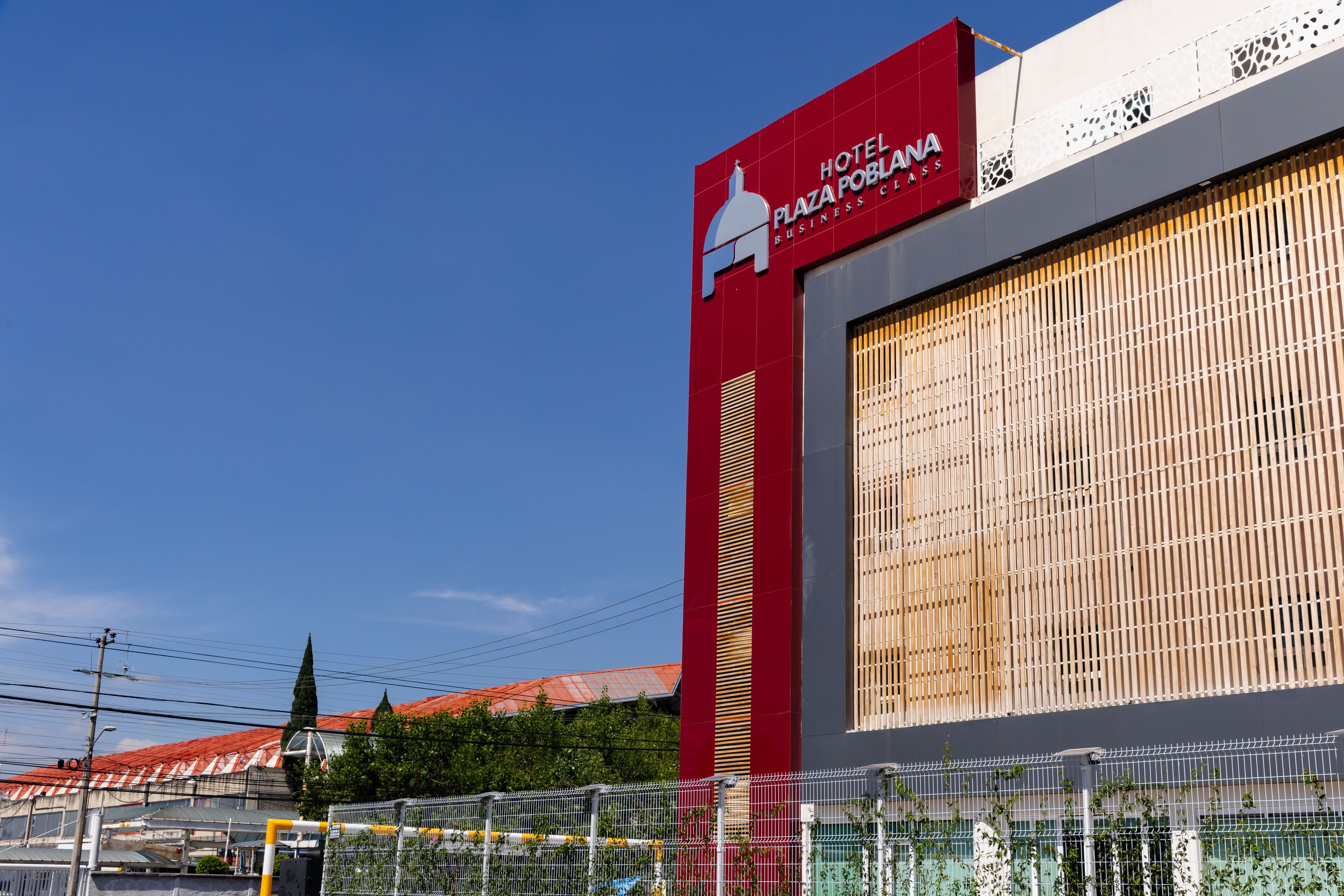 A hotel sign with a red and white color scheme, indicating a business class hotel.