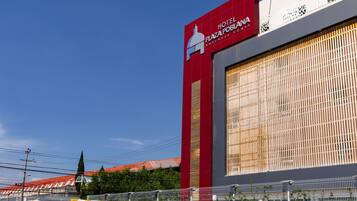 A hotel sign with a red and white color scheme, indicating a business class hotel.