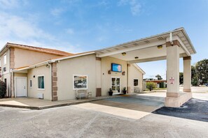 Front of property - Motel 6 Hinesville, GA (Hinesville)