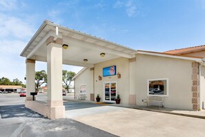 Front of property - Motel 6 Hinesville, GA (Hinesville)