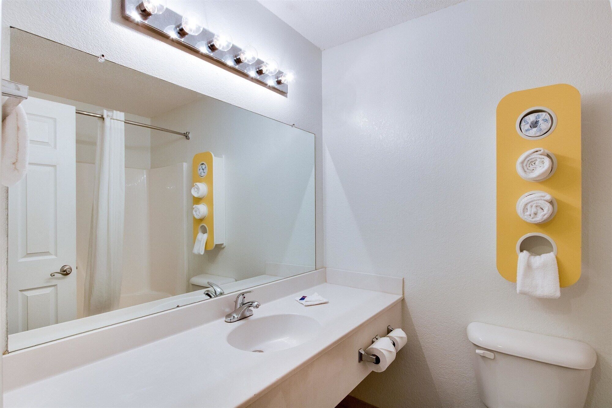 Bañera con ducha, toallas