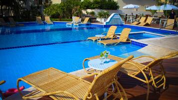 Piscine extérieure, chaises longues