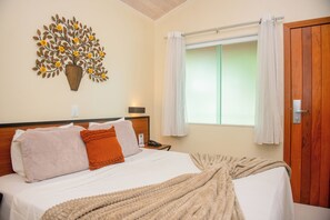 Habitación estándar | Minibar, caja fuerte, decoración individual y cortinas opacas