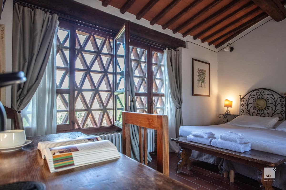 triple room, 1 bedroom | in-room safe, desk, iron/ironing board, free wifi