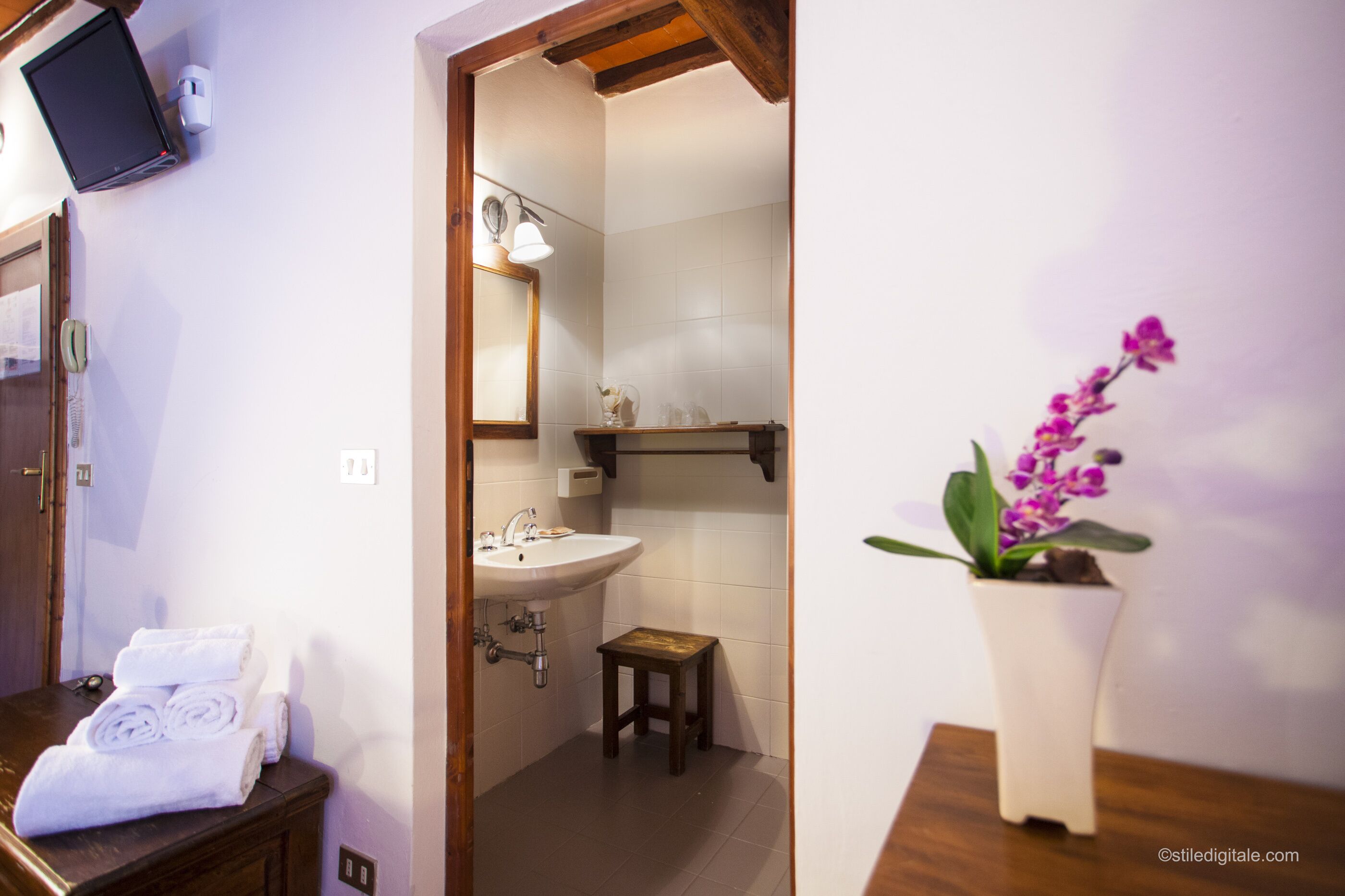 standard double or twin room | bathroom | shower, free toiletries, hair dryer, towels