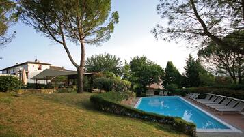 Hồ bơi ngoài trời, mở cửa từ 9:30 đến 21:30, dù/ô trên bãi biển/hồ bơi