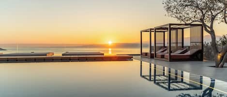 Piscine extérieure, parasols de plage, chaises longues