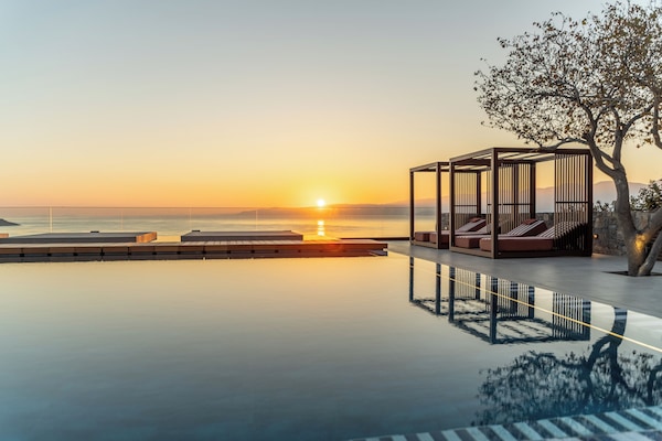 Outdoor pool, pool umbrellas, sun loungers