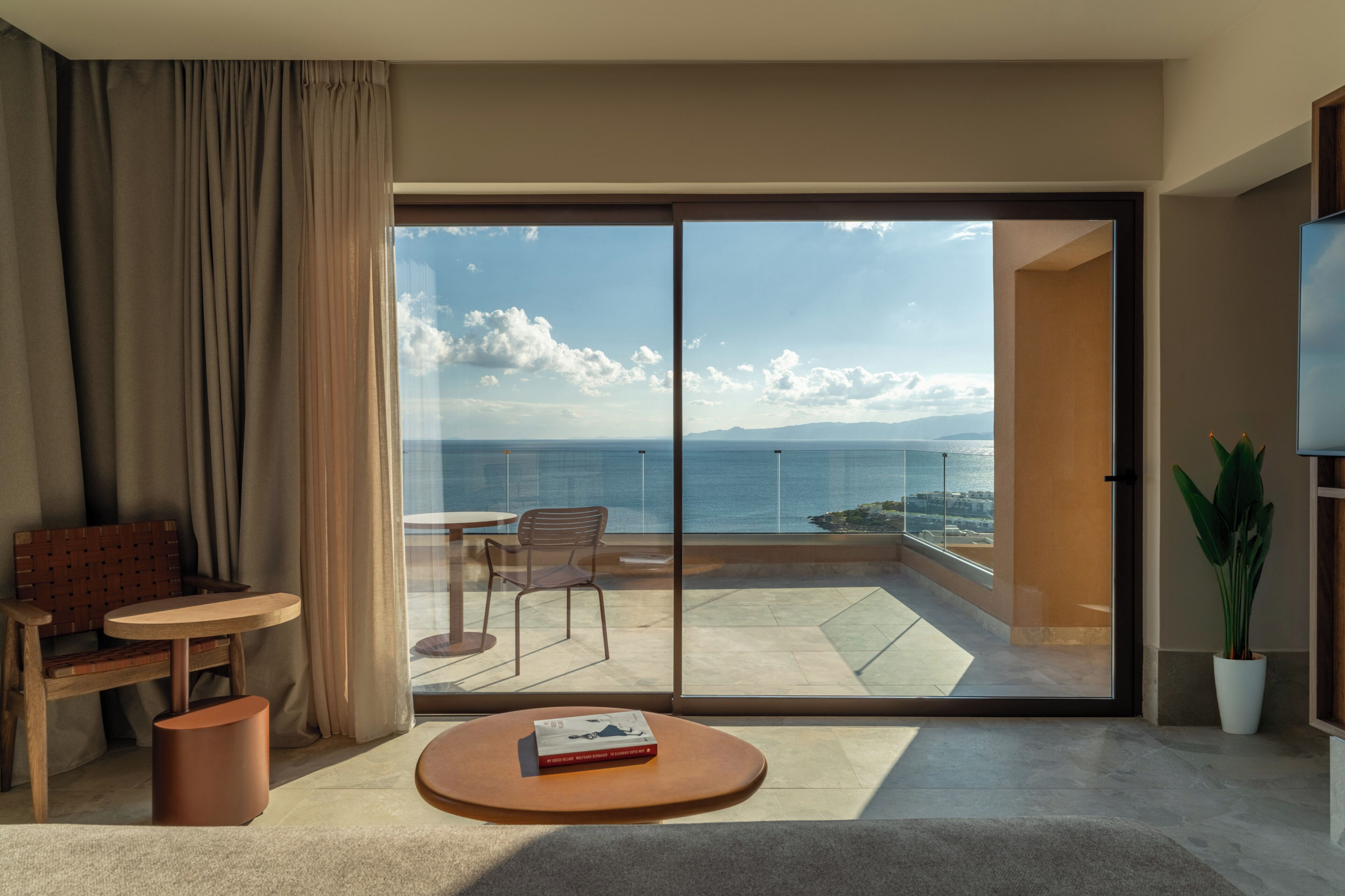 Mini-bar avec articles gratuits, coffres-forts dans les chambres, bureau