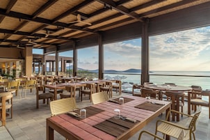 2 restaurantes, se sirve cena 