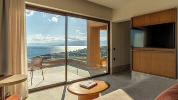 3 bedrooms, minibar, desk, blackout curtains