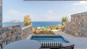 Minibaari (osa tuotteista ilmaisia), tallelokero huoneessa, työpöytä