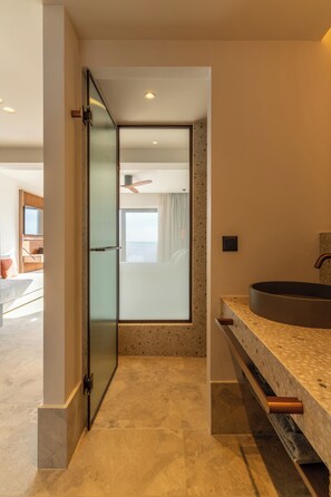 Artículos del minibar gratis y caja de seguridad en la habitación 