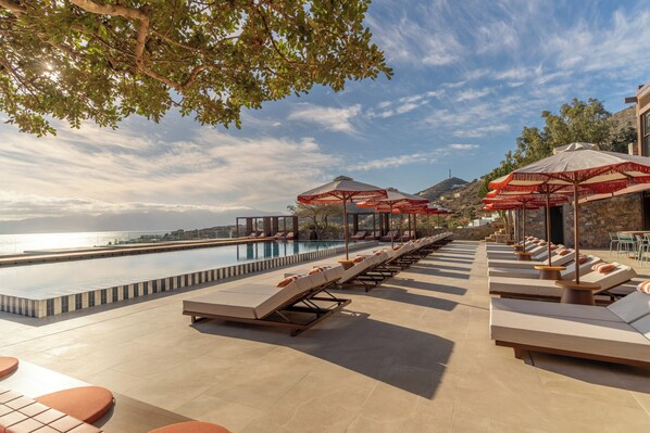 Kolam renang terbuka, payung kolam, kerusi lepak pantai