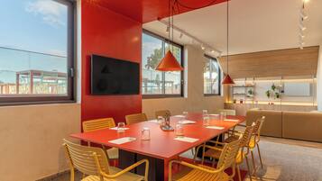 2 restaurantes; se sirven cenas