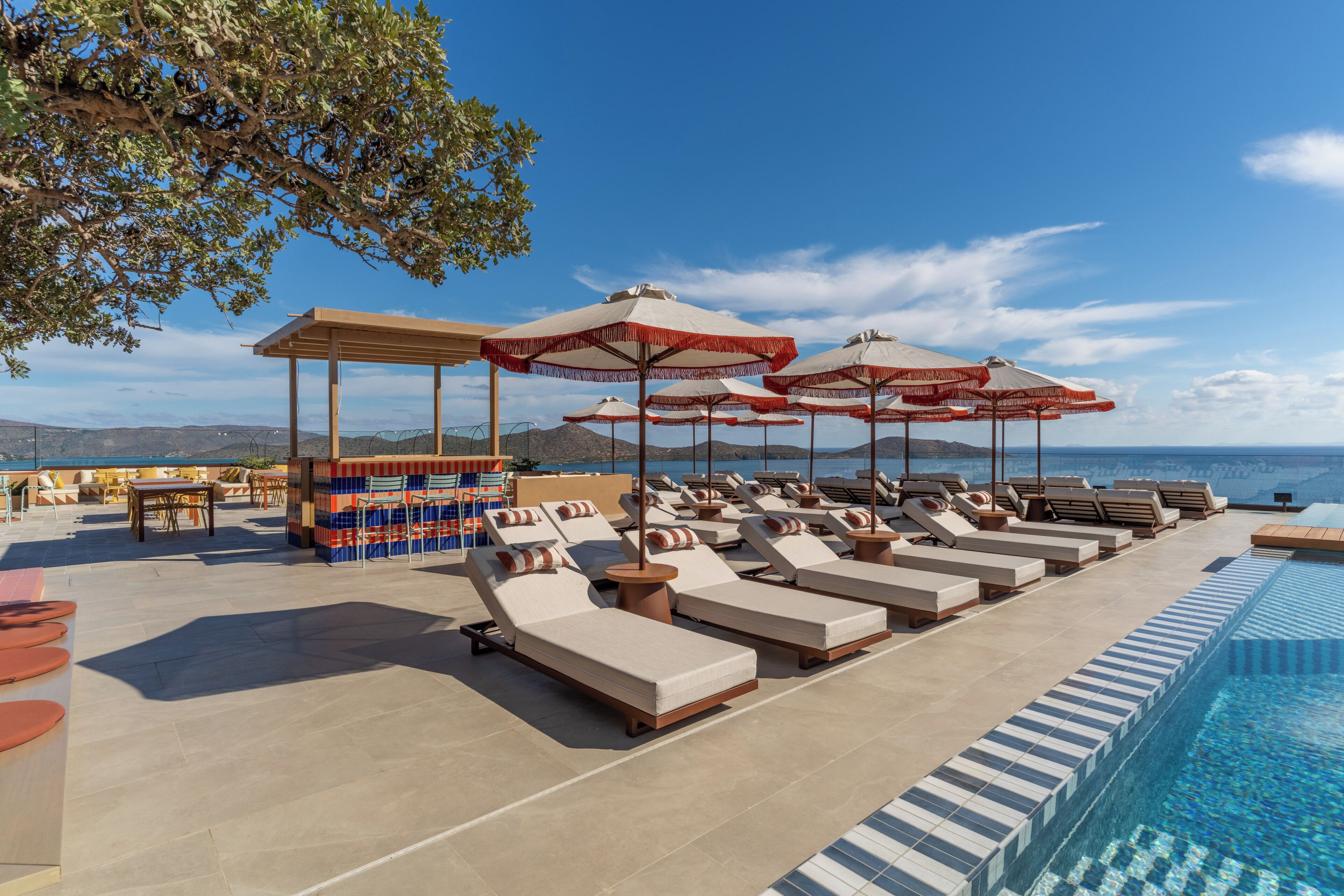 Piscine extérieure, parasols de plage, chaises longues