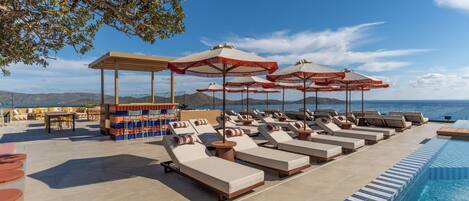 Outdoor pool, pool umbrellas, sun loungers