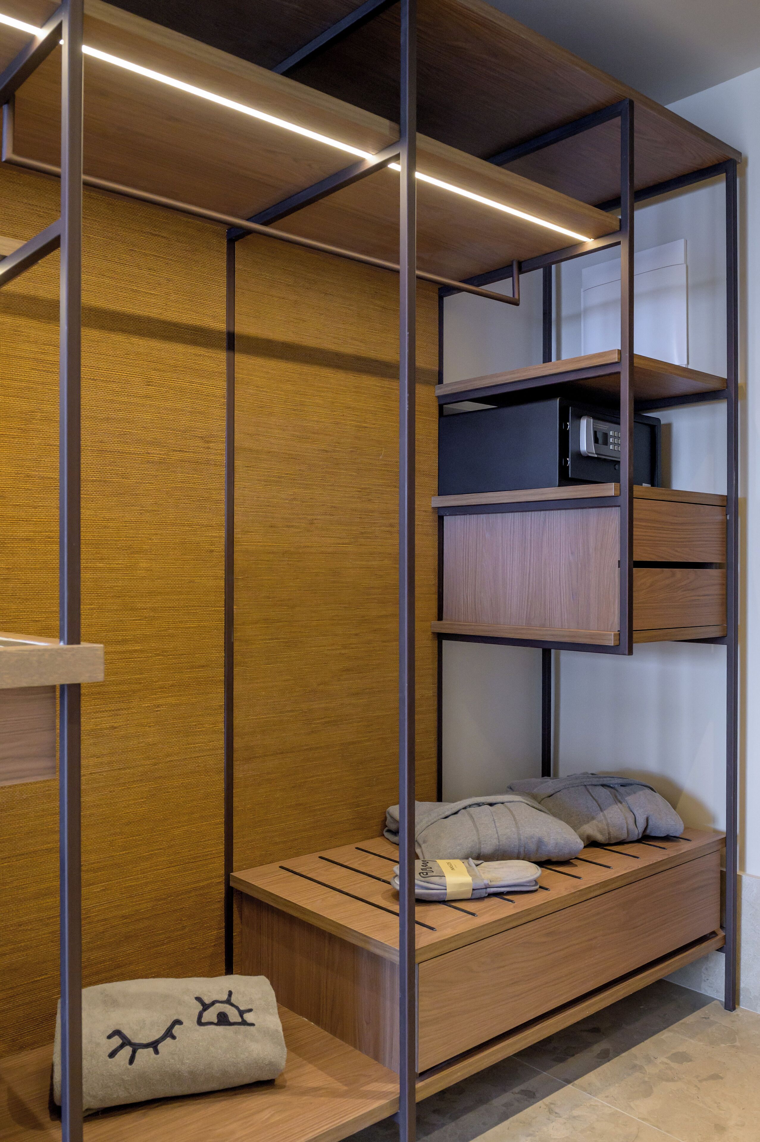 innside room | 3 bedrooms, minibar, desk, blackout curtains