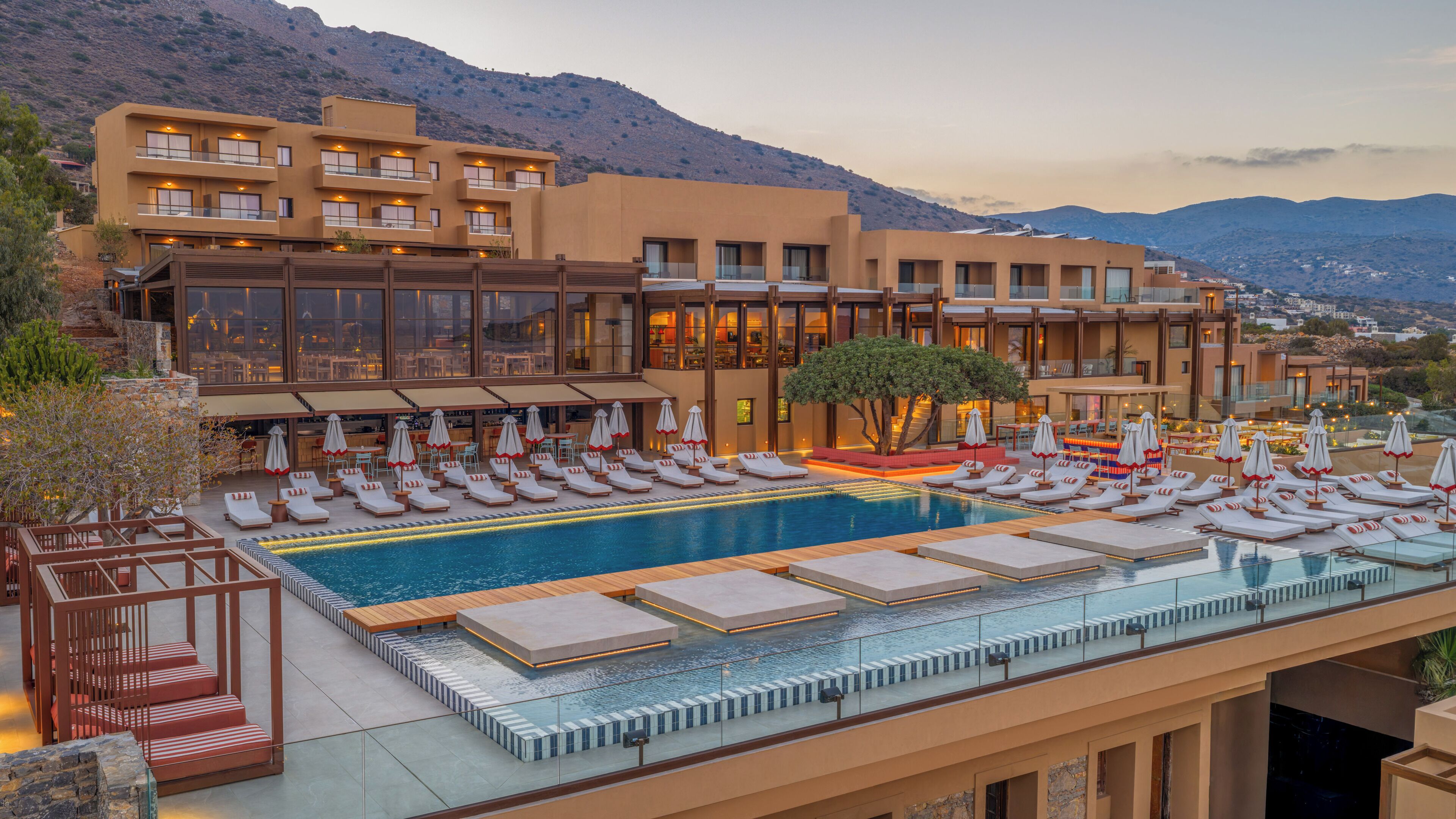 Piscine extérieure, parasols de plage, chaises longues