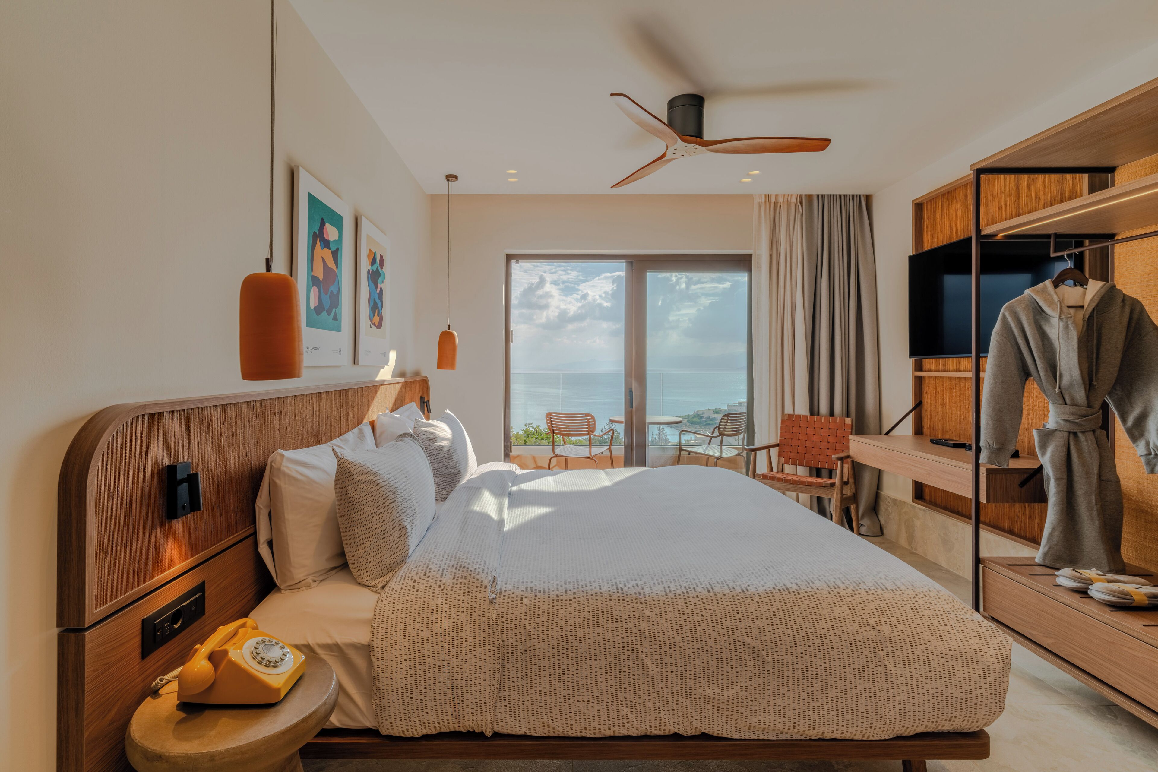 Minibar, escritorio, cortinas opacas y wifi gratis