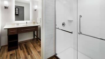 Combined shower/tub, free toiletries, hair dryer, towels