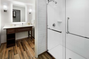 Ensemble douche/baignoire, articles de toilette gratuits, sĂšche-cheveux