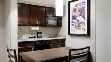 Full-size fridge, microwave, stovetop, dishwasher