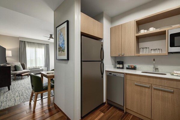 Studio Suite, 1 King Bed | Private kitchen | Fridge, microwave, oven, stovetop