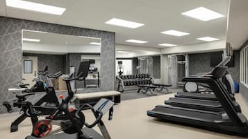 Ein Fitnessstudio mit Laufbändern, Ergometer und Krafttrainingsgeräten.