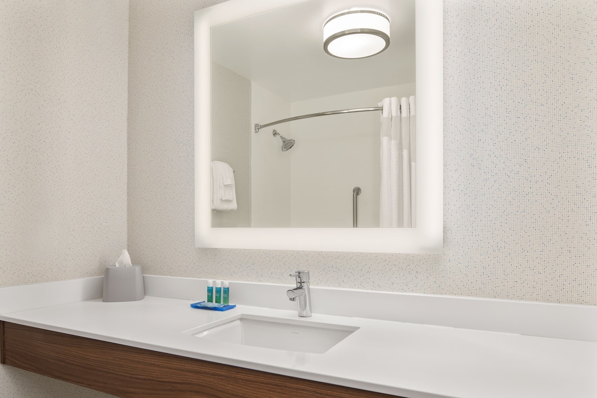 combined shower/bathtub, hair dryer, towels