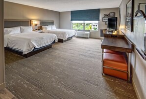 Ropa de cama de alta calidad y caja de seguridad en la habitación 