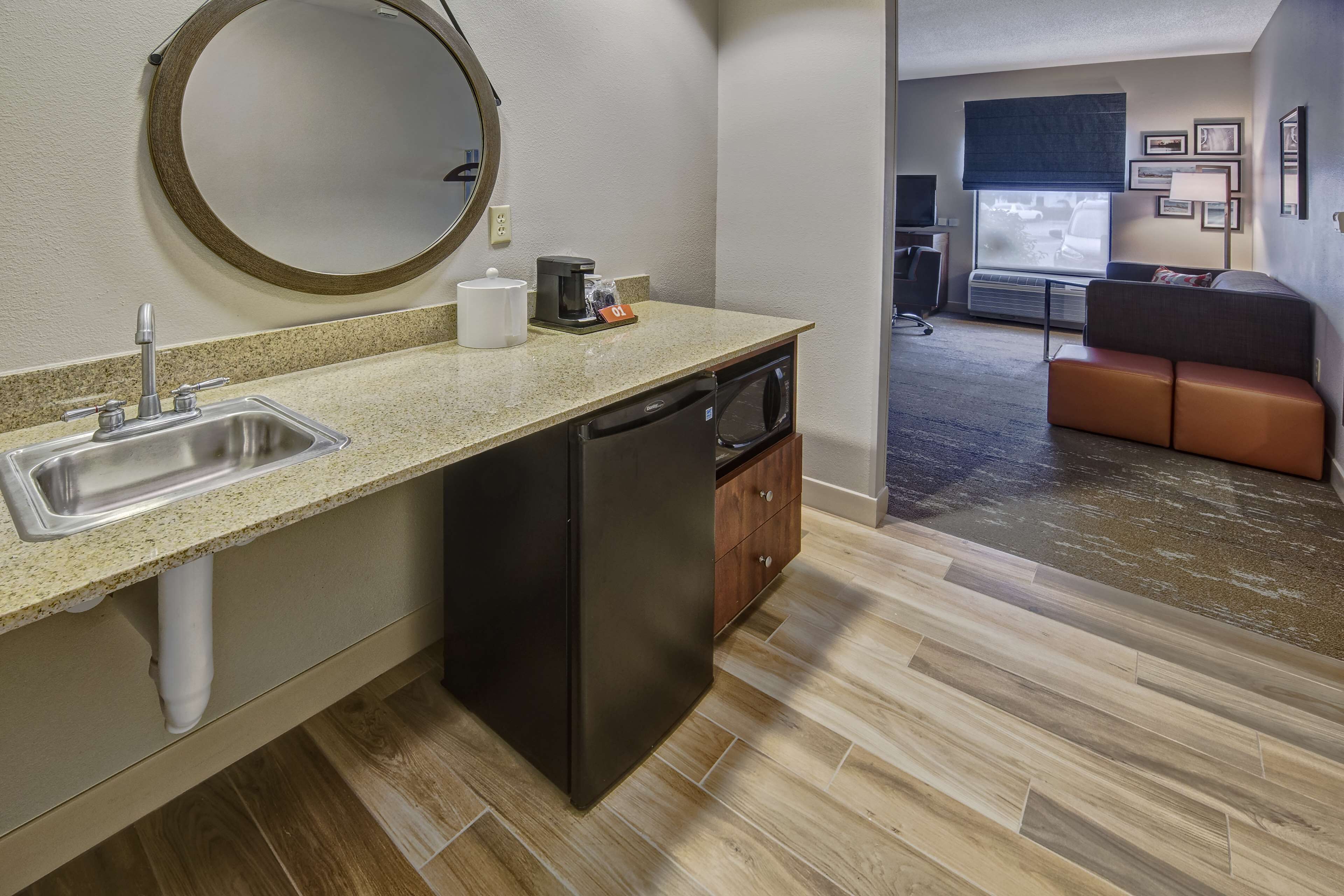 studio, accessible, non smoking | premium bedding, in-room safe, desk, laptop workspace