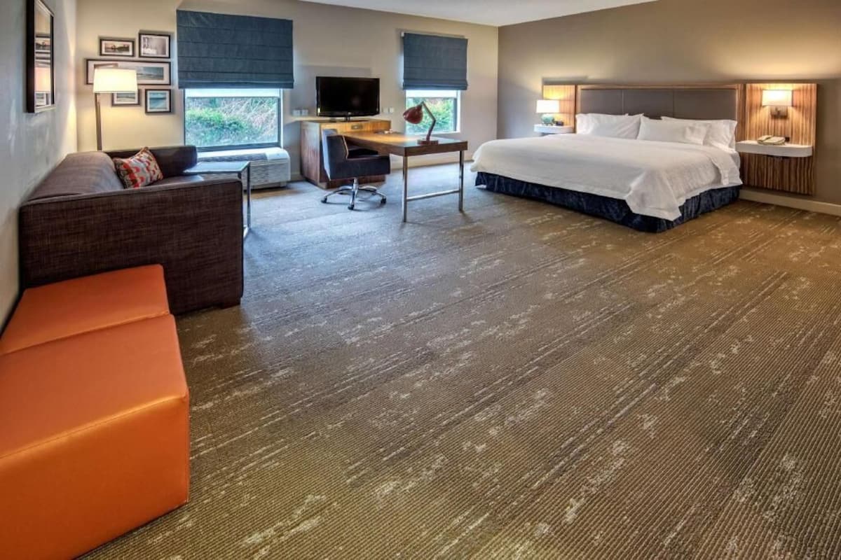 Premium bedding, in-room safe, desk, laptop workspace