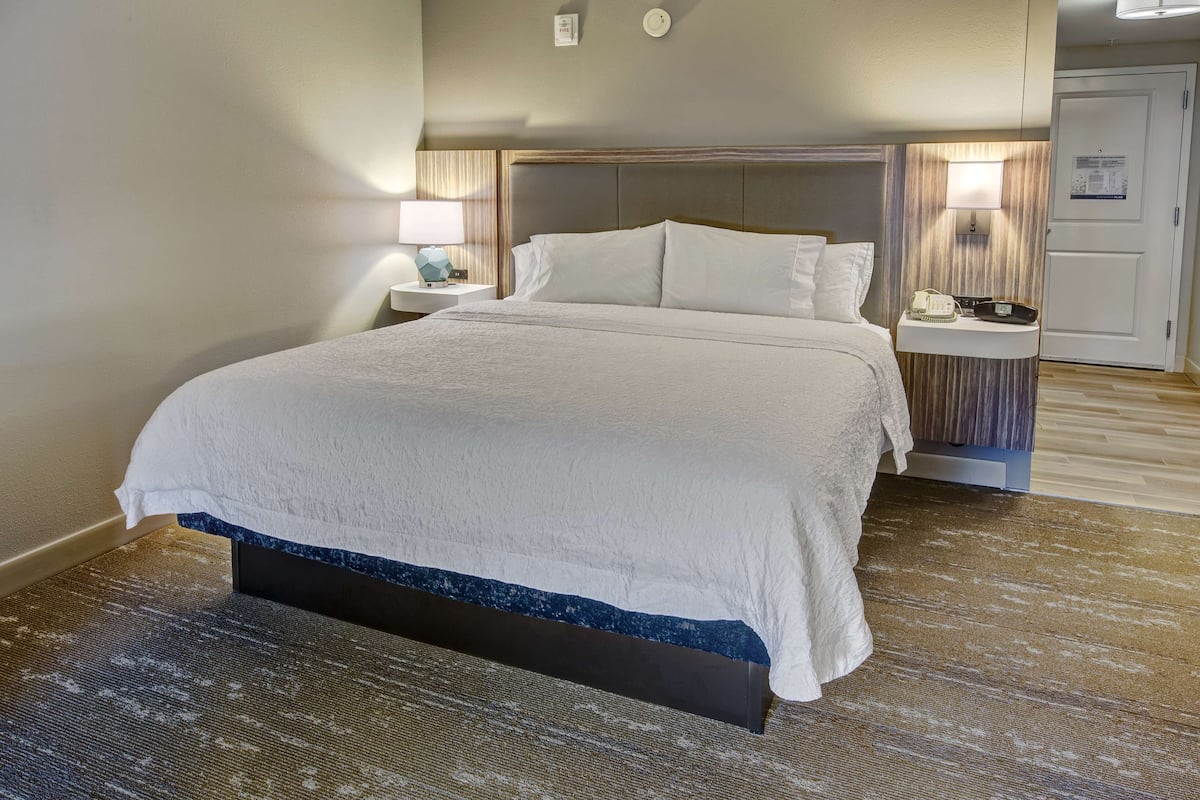 Premium bedding, in-room safe, desk, laptop workspace