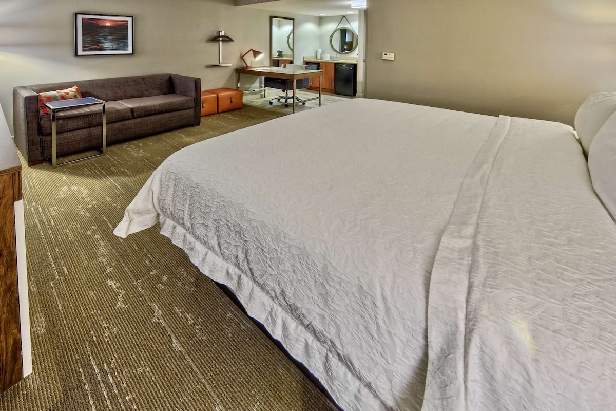 Premium bedding, in-room safe, desk, laptop workspace
