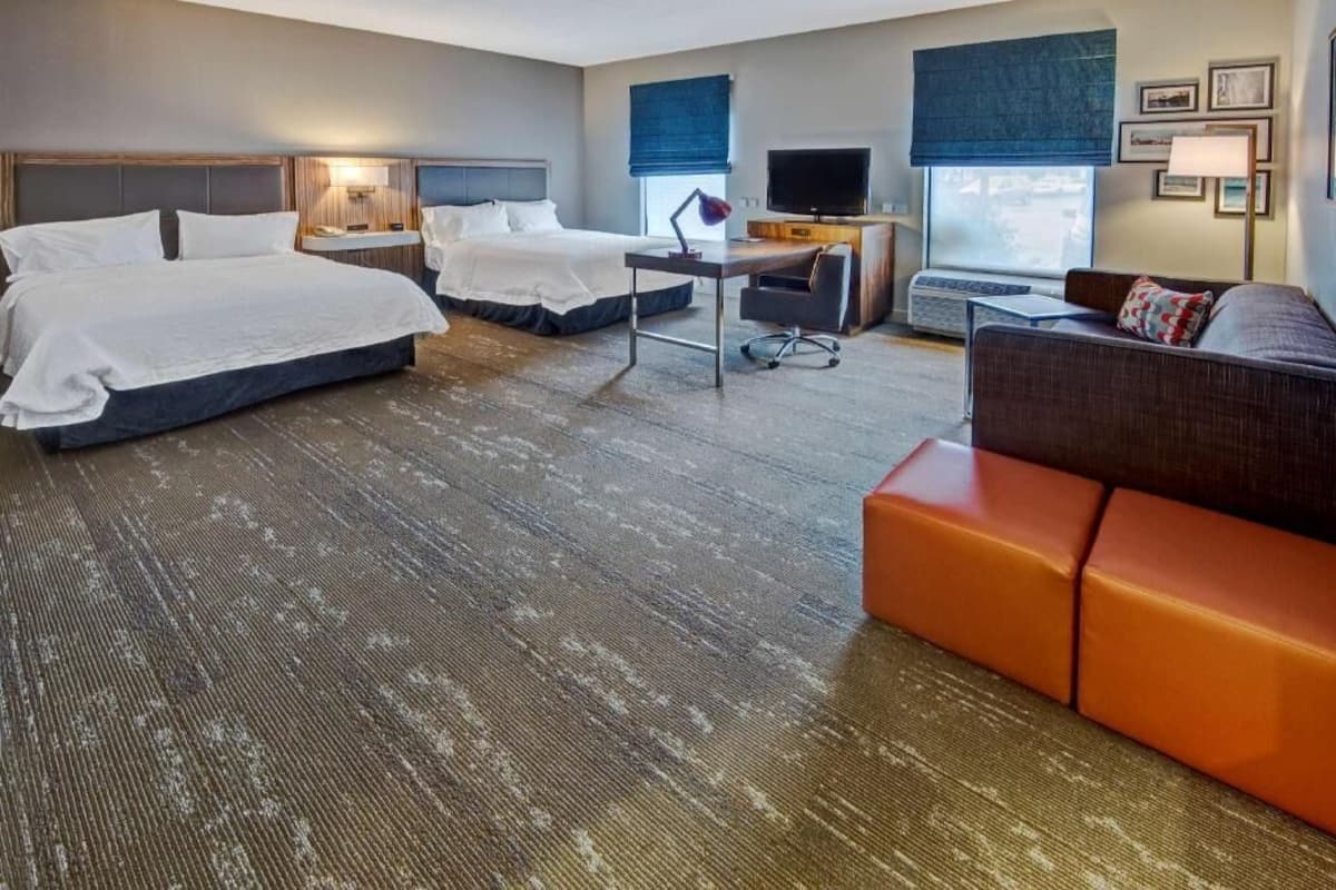 Premium bedding, in-room safe, desk, laptop workspace