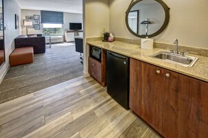 Ropa de cama de alta calidad y caja de seguridad en la habitación 