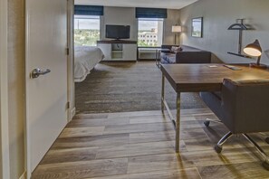 Ropa de cama de alta calidad y caja de seguridad en la habitación 
