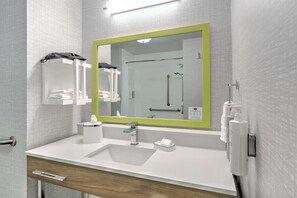 Toalettartikler (inkludert), hårføner, håndklær og såpe