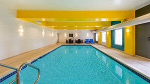 An indoor swimming pool with clear blue water, yellow walls, and a tiled floor. - Hampton Inn Belle Vernon (Belle Vernon)