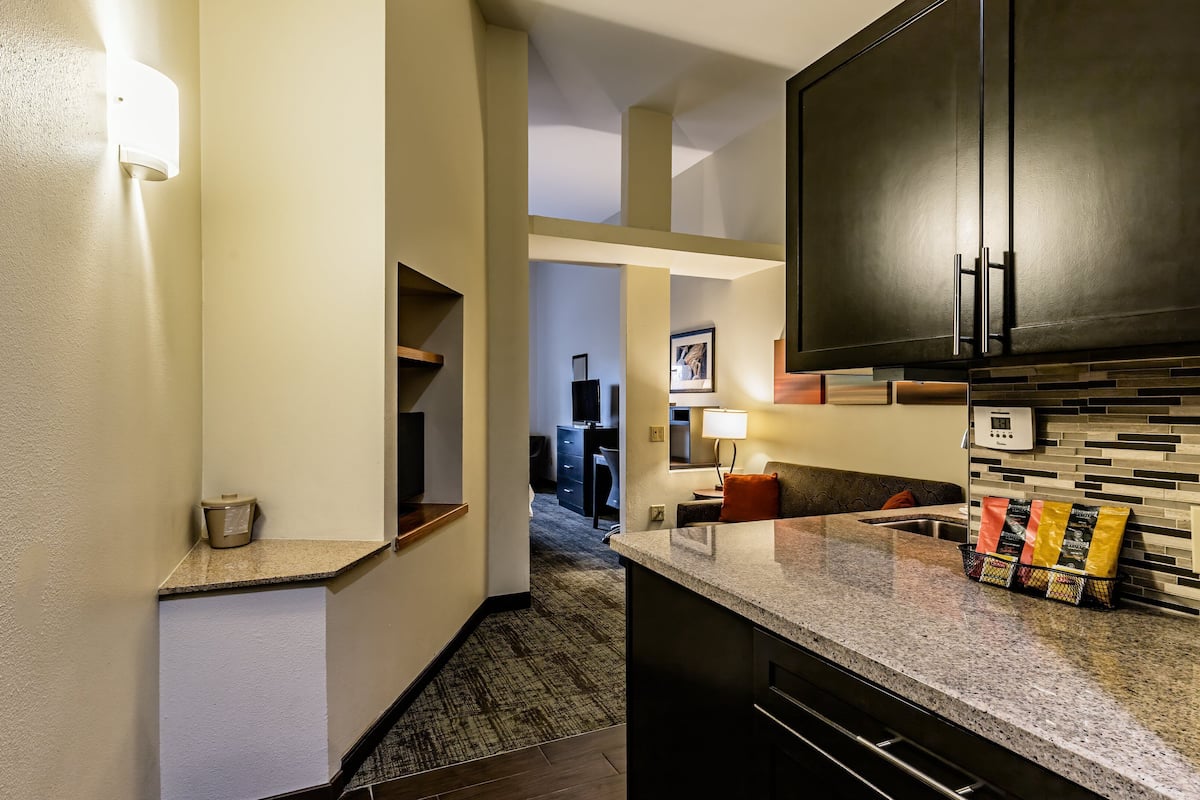 studio suite, 1 king bed, kitchen (dining area) | desk, laptop workspace, iron/ironing board, free cots/infant beds