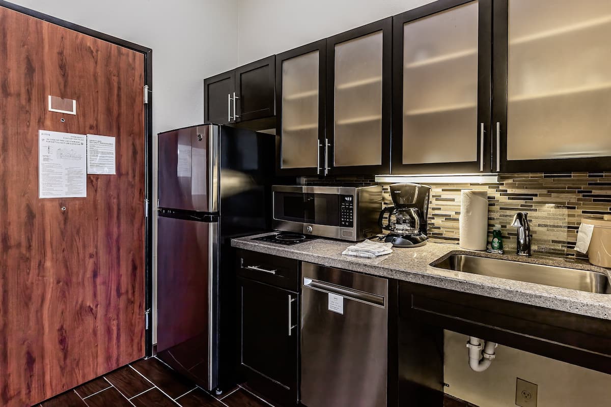 studio suite, 1 king bed, accessible, kitchen (comm, accessible tub) | room amenity