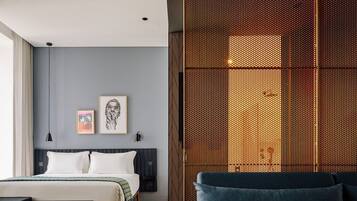 Ein modernes Hotelzimmer mit Bett, Schreibtisch und Sitzecke.