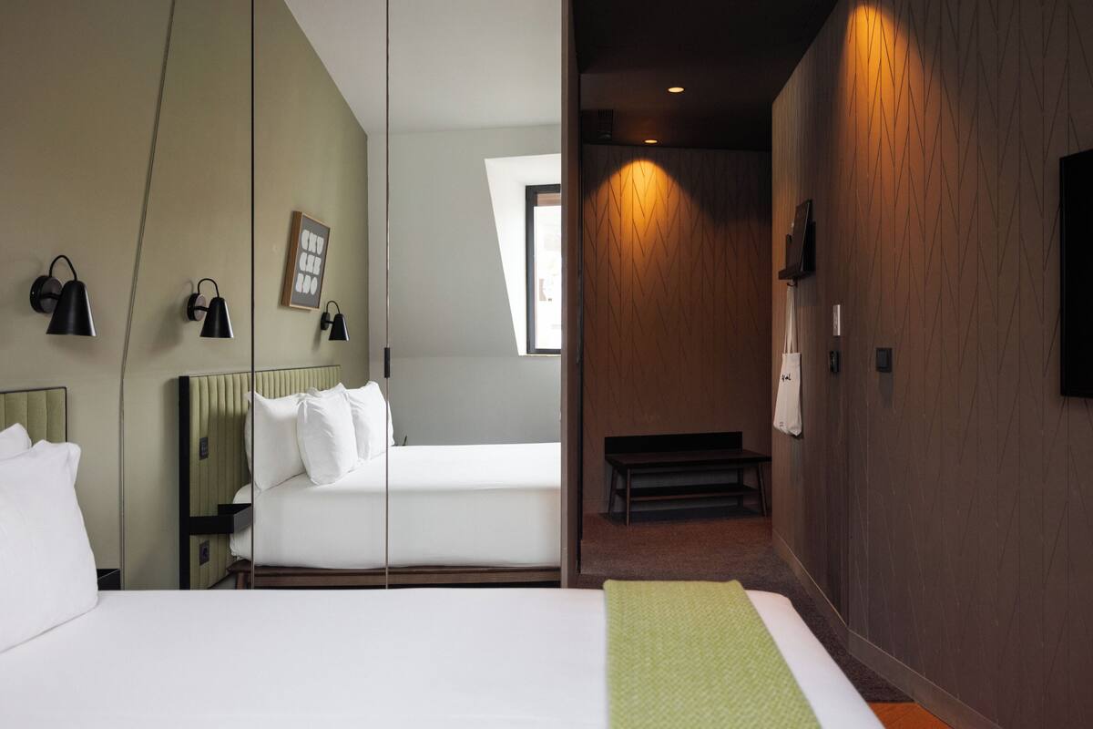 Small | Seprai antialergi, isi minibar gratis, brankas, dan meja kerja