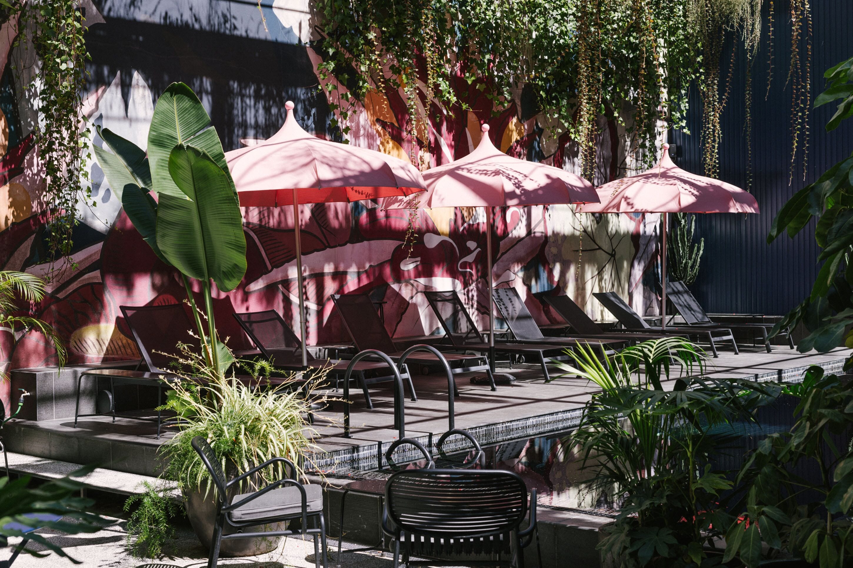 Een buitenzwembad en ligstoelen