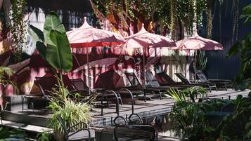 Een buitenzwembad en ligstoelen